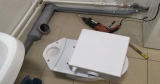Установка напольного унитаза в Вольске: монтаж под ключ от СантехДомВль от 5207 рублей.