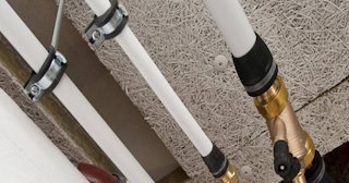Замена труб водоснабжения в квартире: цена от 2083 руб. - СантехДомВль